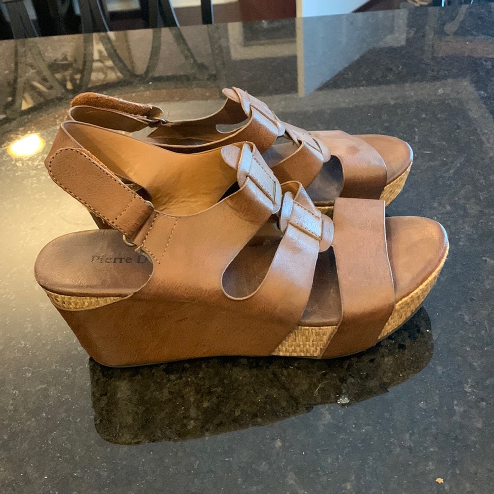 Pierre Dumas size 9 brown leather wedges